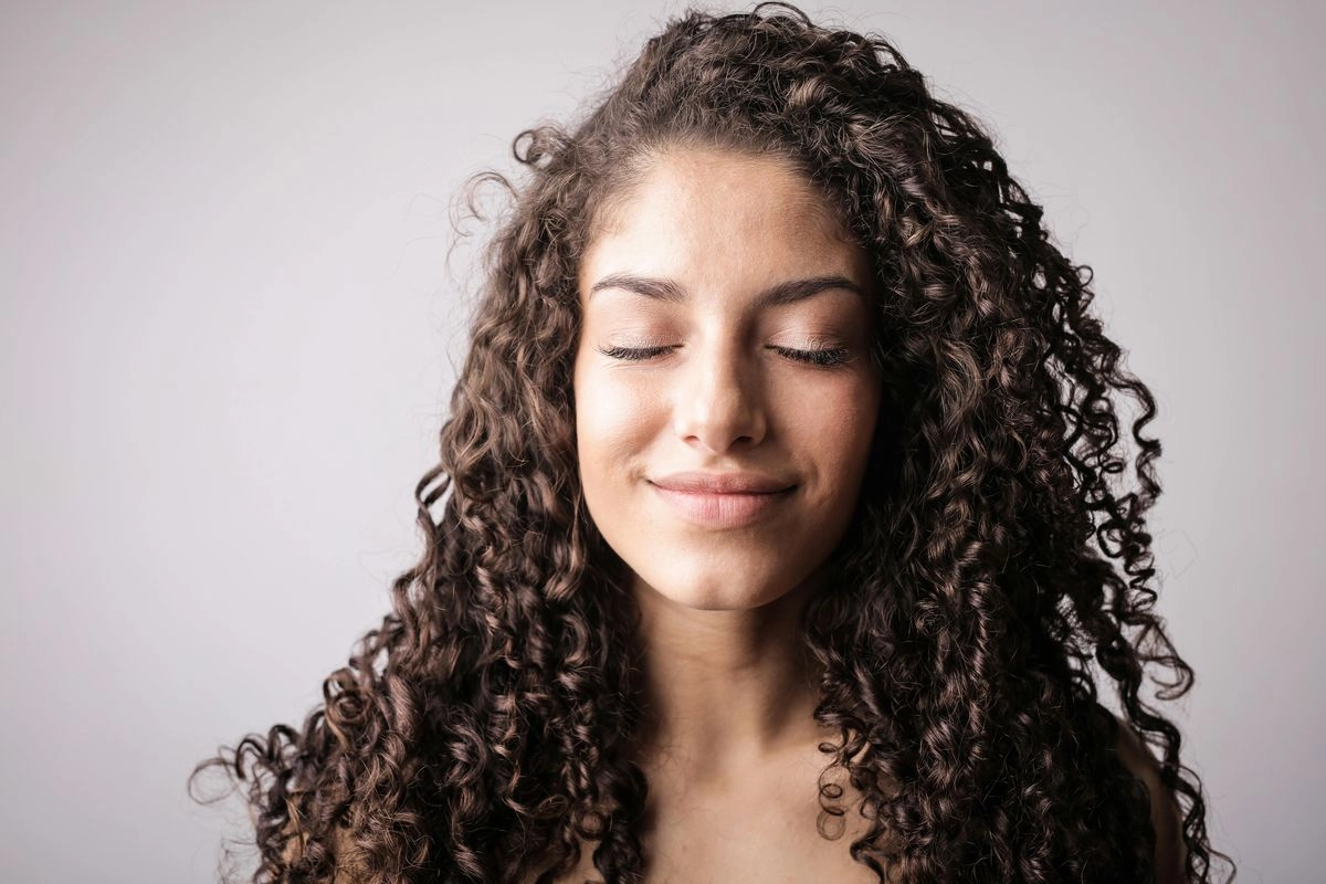 5 Kandungan untuk Menghidrasi Rambut Keriting agar Lembap dan Sehat