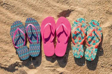 6 Tips Aman Pakai Sandal Jepit untuk Lansia, Hindari Cedera