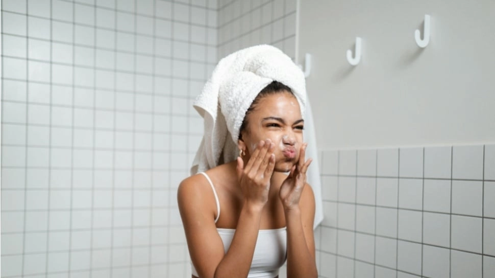 4 Sabun Cuci Muka Glad2Glow untuk Mencerahkan Kulit Wajah Kusam