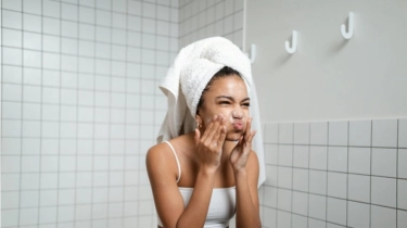 4 Sabun Cuci Muka Glad2Glow untuk Mencerahkan Kulit Wajah Kusam