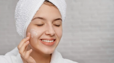 Day Cream Dulu atau Sunscreen Dulu? Ini Panduan untuk Wajah Glowing anti Flek Hitam