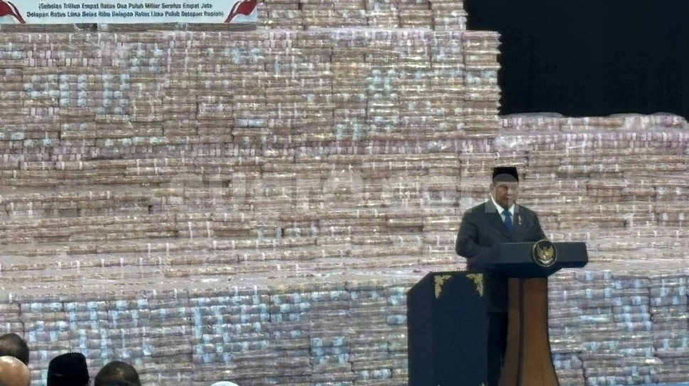 Momen Prabowo Berdiri di Hadapan 'Gunungan' Uang Rp11,4 Triliun di Kejagung