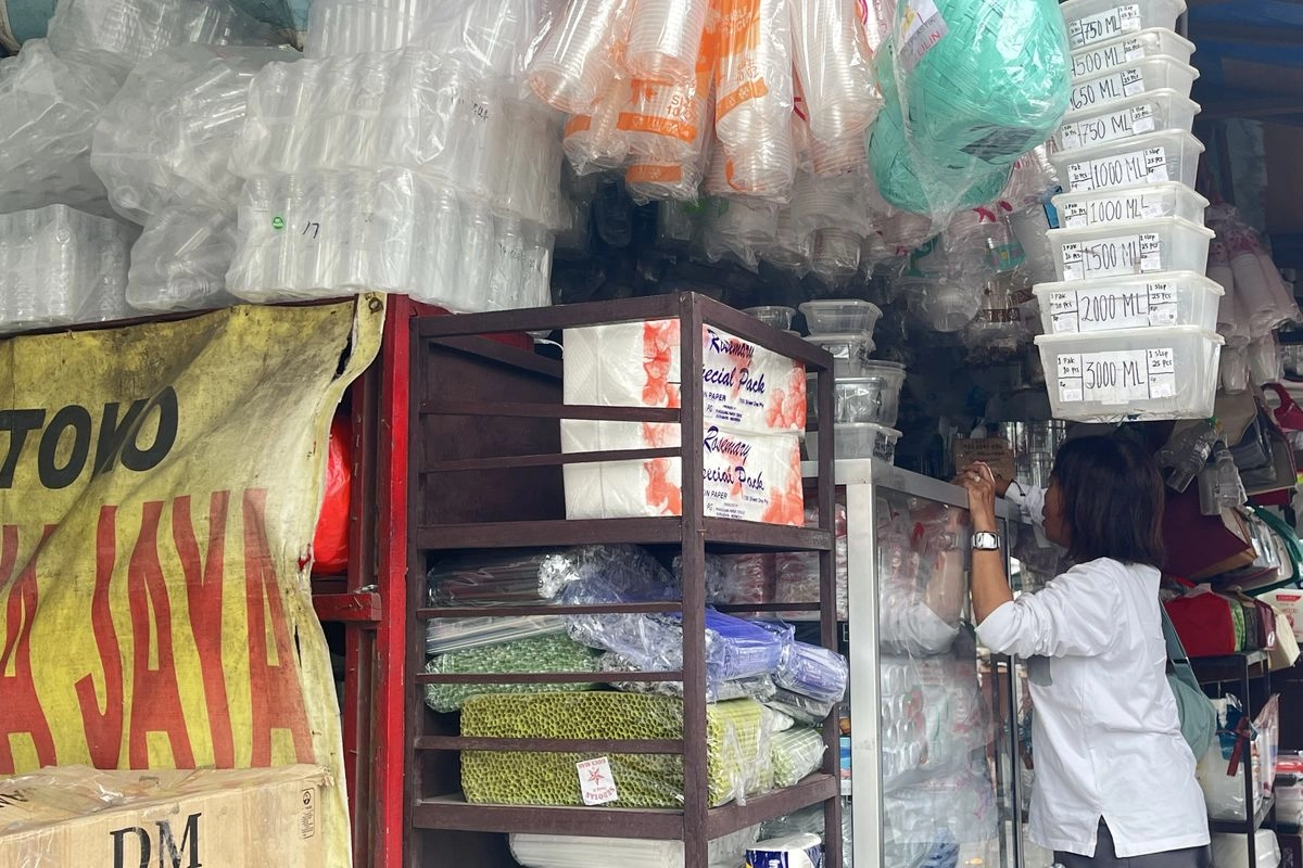 ''Babak Belur'' UMKM, Terpukul Lonjakan Harga Plastik