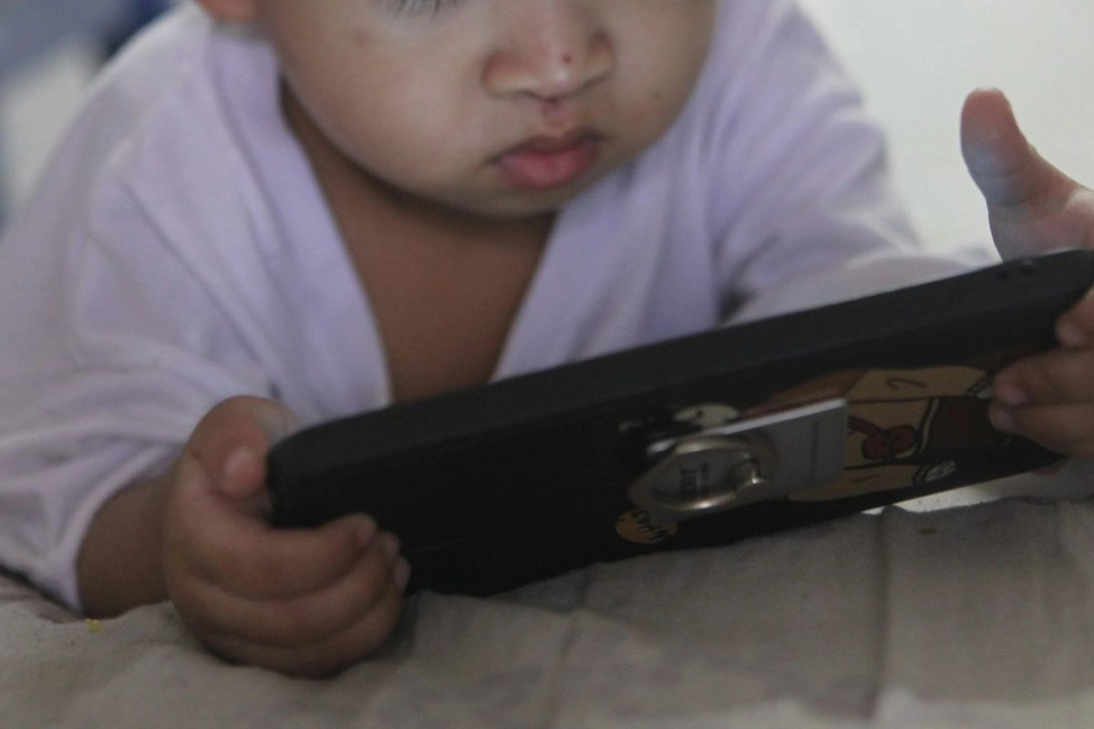 Jangan Biarkan Anak Terpapar Gadget Sebelum 2 Tahun, Bisa Ganggu Perkembagan Otak