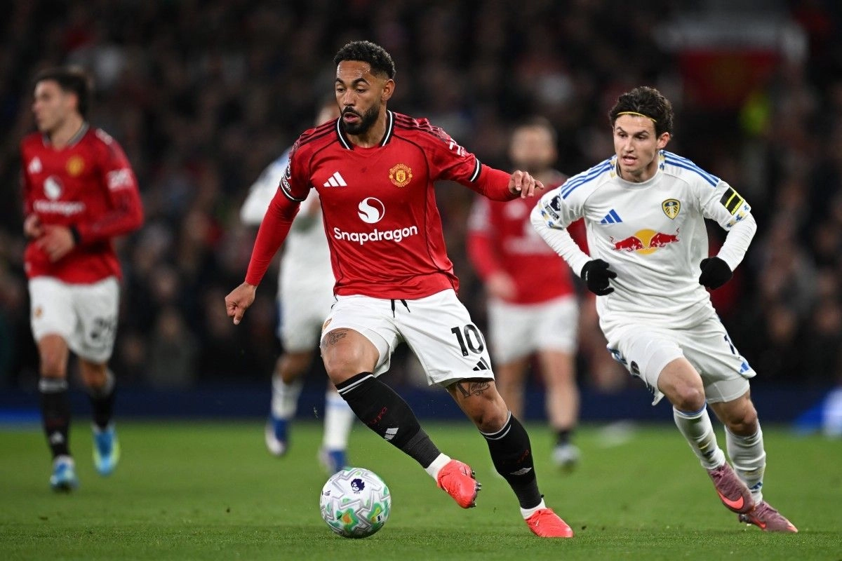 Michael Carrick Kecam Keputusan ''Mengejutkan'' Wasit Terkait Kartu Merah Lisandro Martinez
