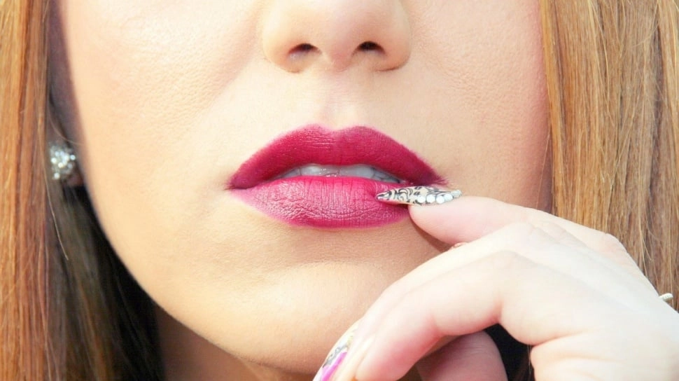 4 Cara Pakai Lipstik Matte agar Bibir Tidak Kering dan Pecah-Pecah
