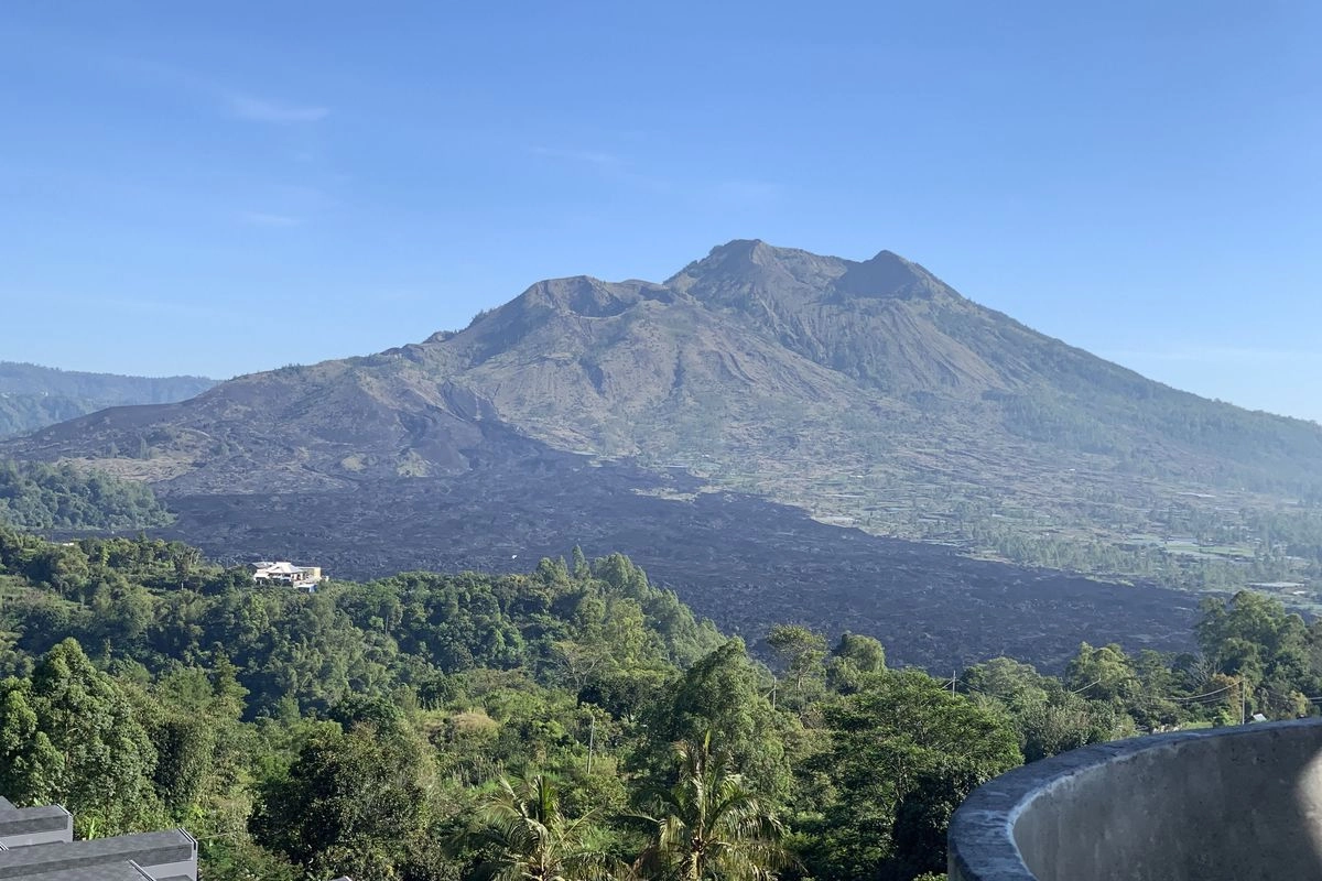 7 Gunung dengan Jalur Trakking Paling Ekstrem di Indonesia