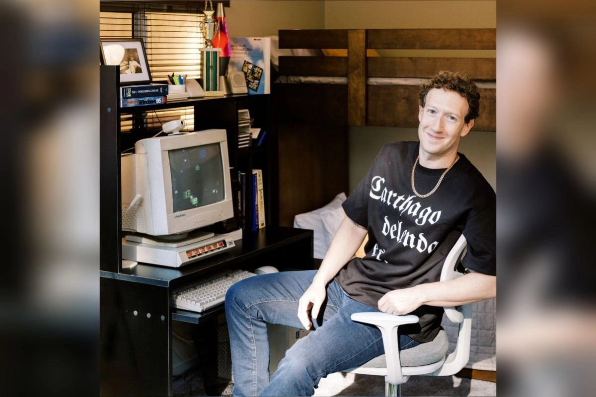 Zuckerberg Mendadak Pindah Meja dan Jadi Programer Lagi