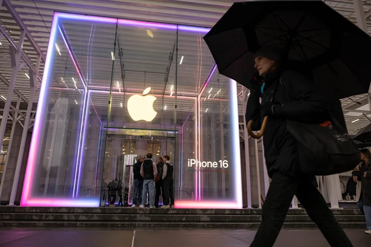 Tim Cook Lepas Jabatan CEO, Saham Apple Langsung Lesu