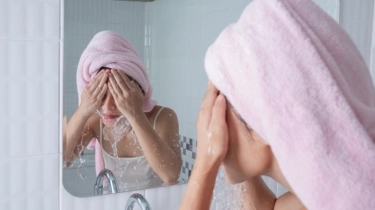 Urutan Skincare Double Cleansing yang Benar Apa Saja? Ini 6 Rekomendasi Produknya