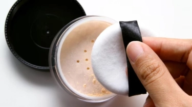 4 Rekomendasi Loose Powder dengan UV Filter, Makeup Tahan Lama dan Kulit Terlindungi