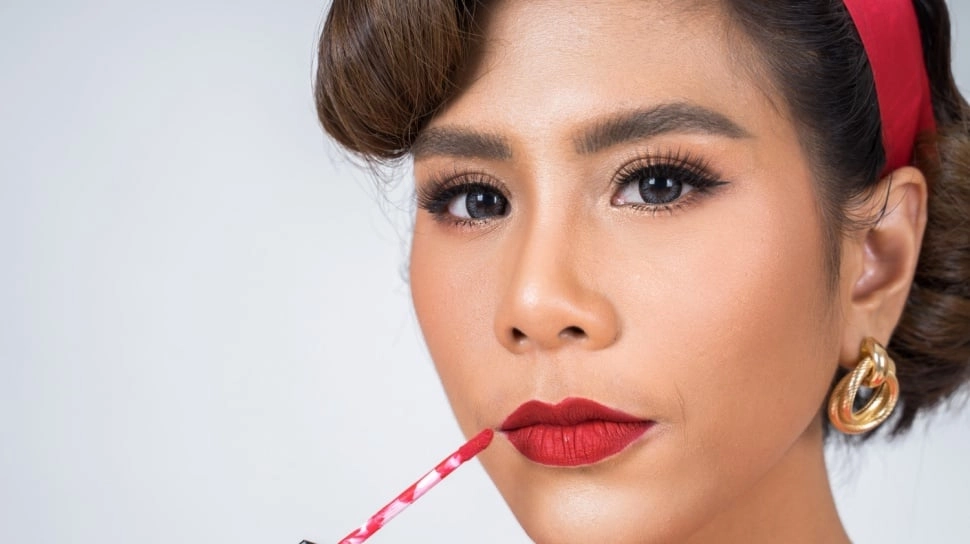 5 Lipstik Glossy yang Tahan 16 Jam, Tetap On Point Meski Dipakai Makan