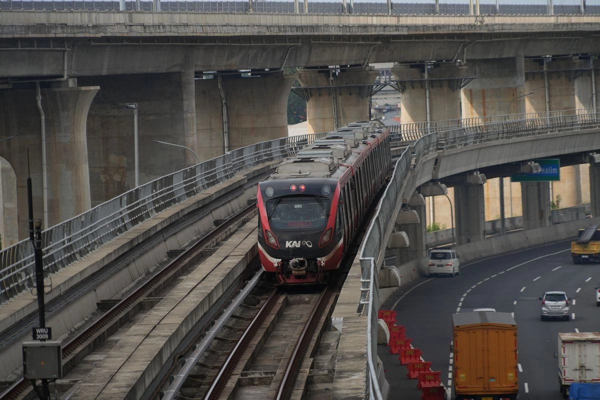 Pemprov DKI Gratiskan Naik Transportasi Umum Hari Ini, Termasuk LRT Jabodebek?