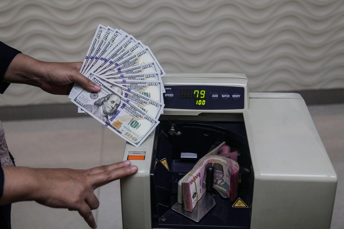 Saat Rupiah Dipermalukan Ringgit dan Dolar Singapura