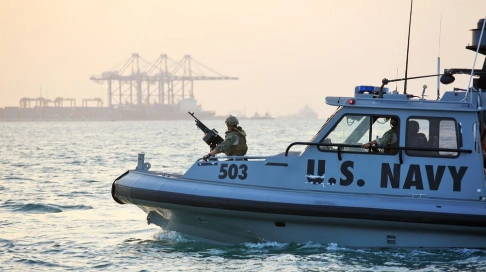 Misi Militer Penuh Ironi: Teknisi AS Dicakar Monyet Saat Menuju Medan Konflik Selat Hormuz