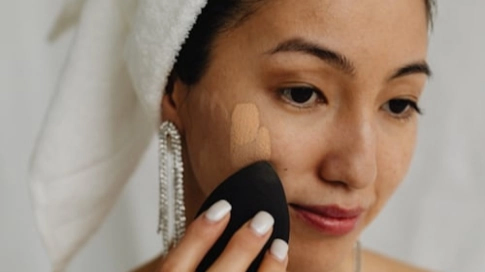 6 Two Way Cake Brand Lokal dengan Coverage Terbaik, Wajah Mulus Sekejap