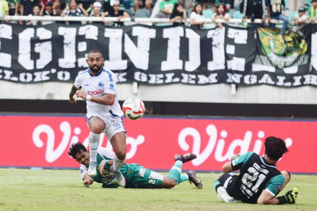 Arema FC vs Persebaya: Agresivitas Marcos Santos dan Pragmatisme Tavares