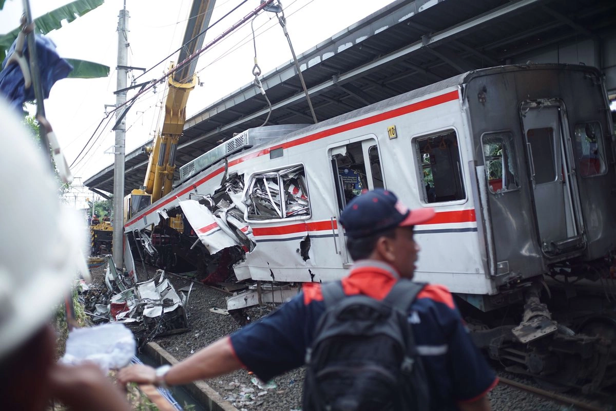 Mengingat Kembali Tragedi Adu Banteng KRL di Depok 1993