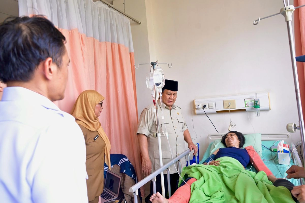 Prabowo Sempatkan Jenguk Korban Kecelakaan Kereta di Bekasi Sebelum Dinas Luar Kota