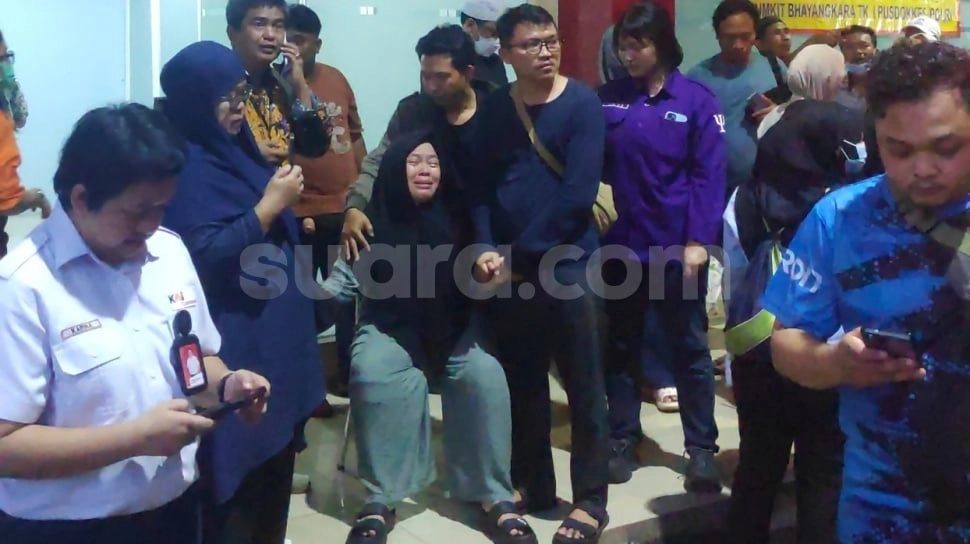 Tangis Keluarga Pecah Saat 10 Jenazah Korban Kecelakaan KRL Dipulangkan dari RS Polri