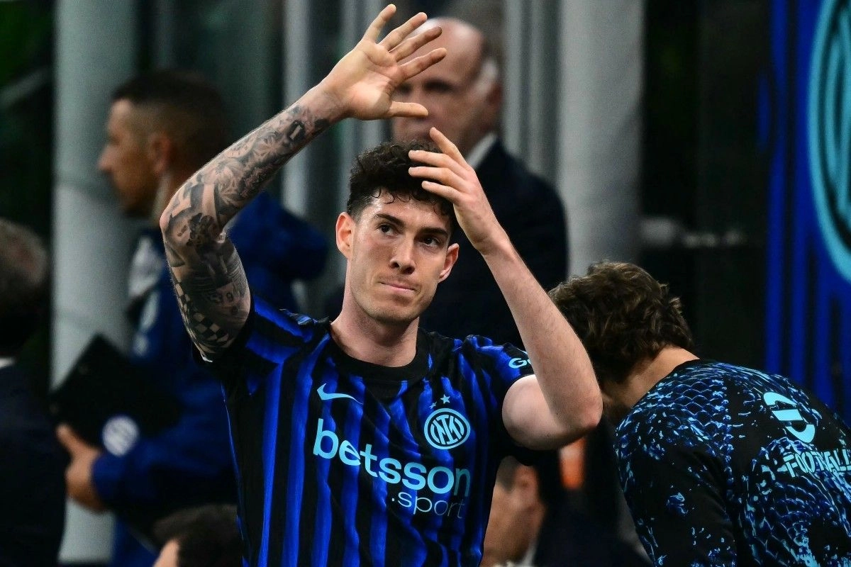 Hansi Flick Pegang Kunci Transfer Alessandro Bastoni ke Barcelona