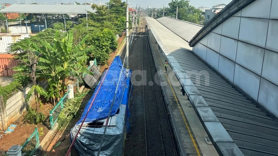 Bangkai Gerbong KRL Pasca Tabrakan Masih di Pinggir Rel, KAI Jelaskan Alasan Belum Dipindahkan