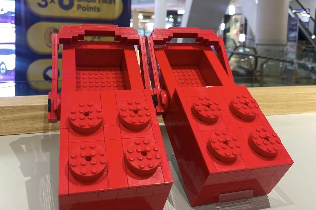Crocs dan Lego Gandeng Komunitas Kreasikan Replika Crocs Lego