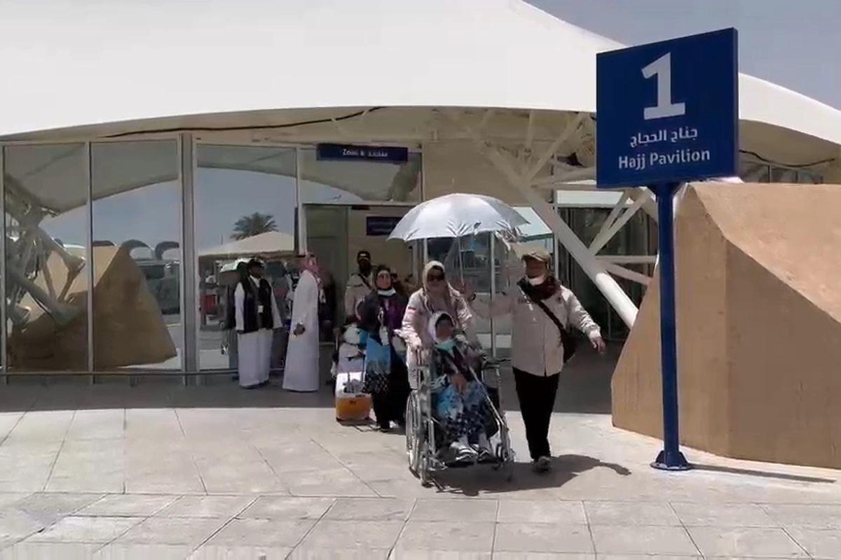 Cuaca Madinah Terik, PPIH Bandara Beri Layanan Payung bagi Jemaah Haji Lansia