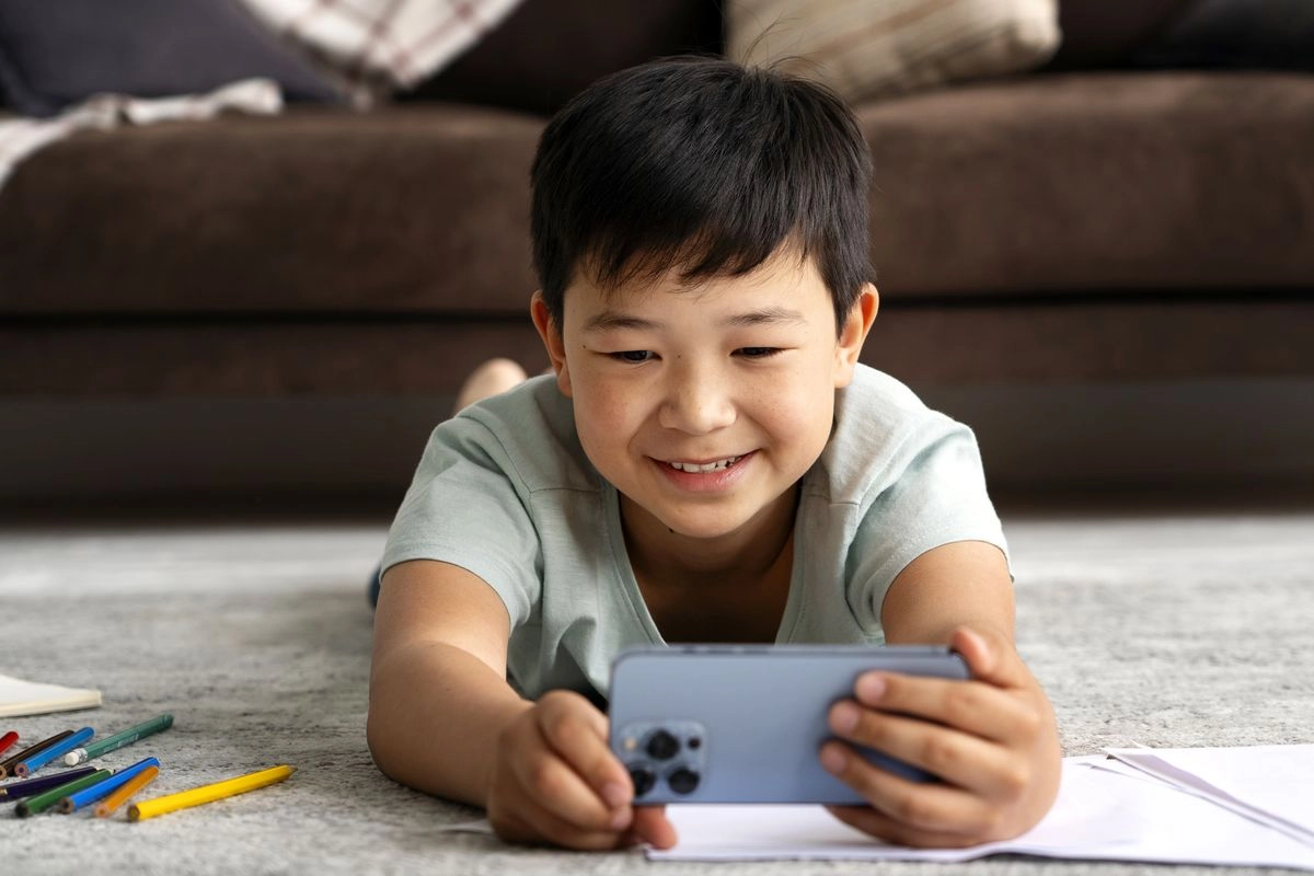 Kapan Anak Boleh Screen Time? Ini Cara Pendampingan yang Tepat Menurut Dokter