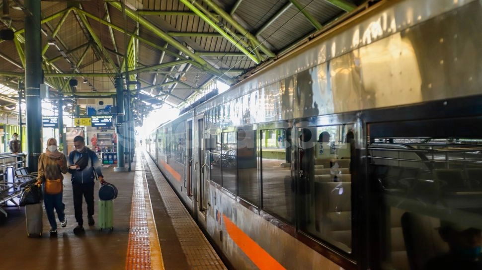 Operasional Kereta Api Jarak Jauh Mulai Normal, Tapi Masih Terlambat