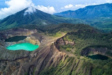 Panduan Wisata Danau Kelimutu, Menjelajahi Tiga Warna Kawah yang Ajaib di Flores