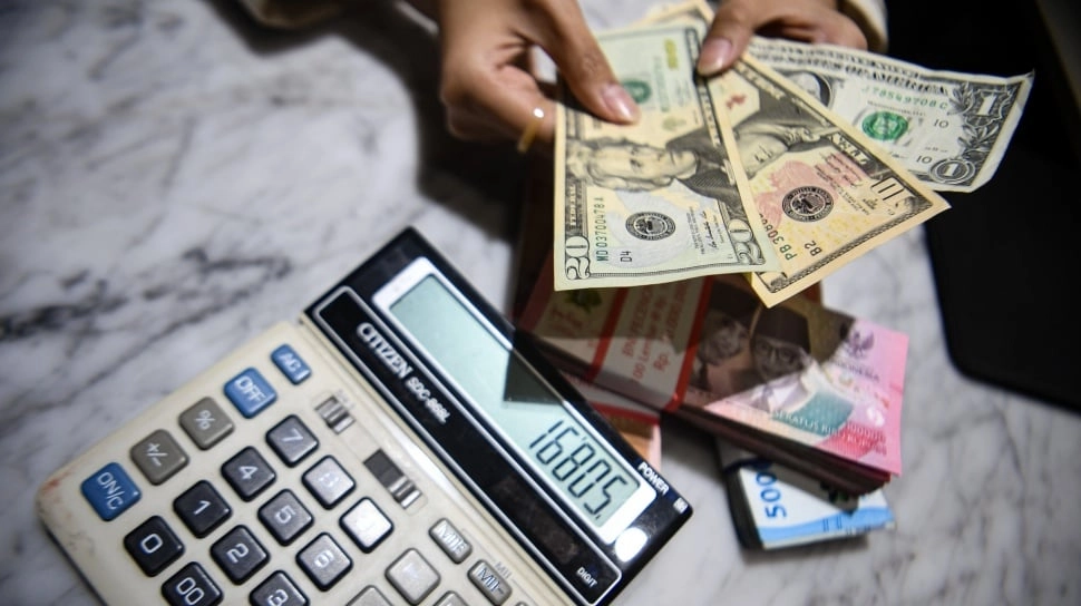 Nilai Tukar Rupiah Diramal Bisa Terus Melemah Hingga ke Level Rp 17.550/USD