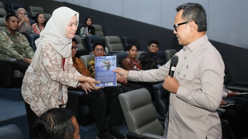 Tutup Program Magang Kemendagri Wamendagri Bima Arya Tekankan Pentingnya Penguatan Karakter