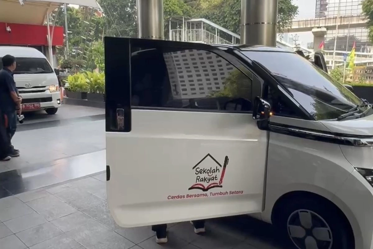 Naik Mobil Listrik ke KPK, Gus Ipul: Ini Mobil Operasional Kemensos