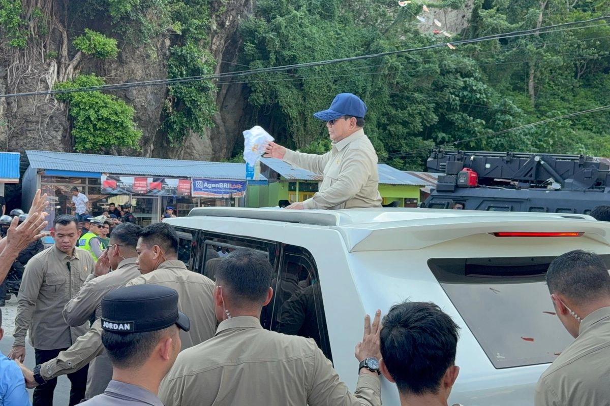 Kunjungi Dermaga di Gorontalo, Prabowo Sapa Nelayan dan Bagi-bagi Kaos
