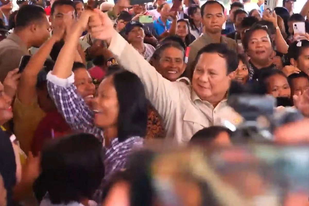 Momen Prabowo Joget “Tabola Bale” Bareng Warga di Miangas