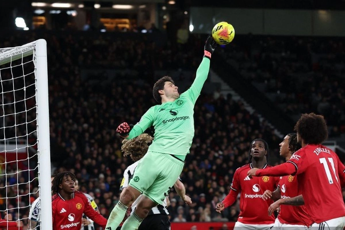 Senne Lammens Ungkap Pesan Carrick Usai MU Dibuat Buntu Sunderland