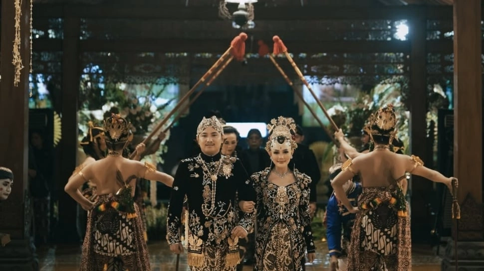 Dirancang Ivan Gunawan, Segini Harga Baju Pengantin Yosika Ayumi Menantu Soimah