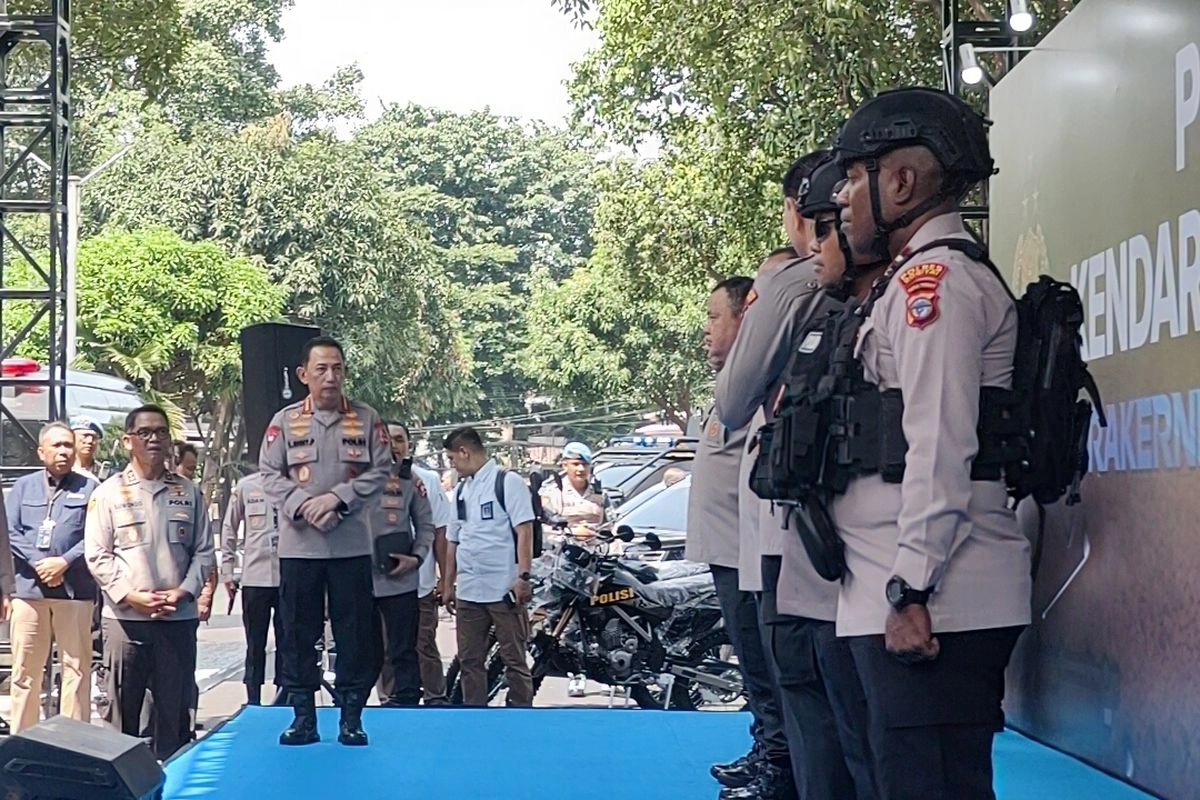 Kapolri Harap Polisi Punya Seragam yang Aman jika Dilempar Molotov