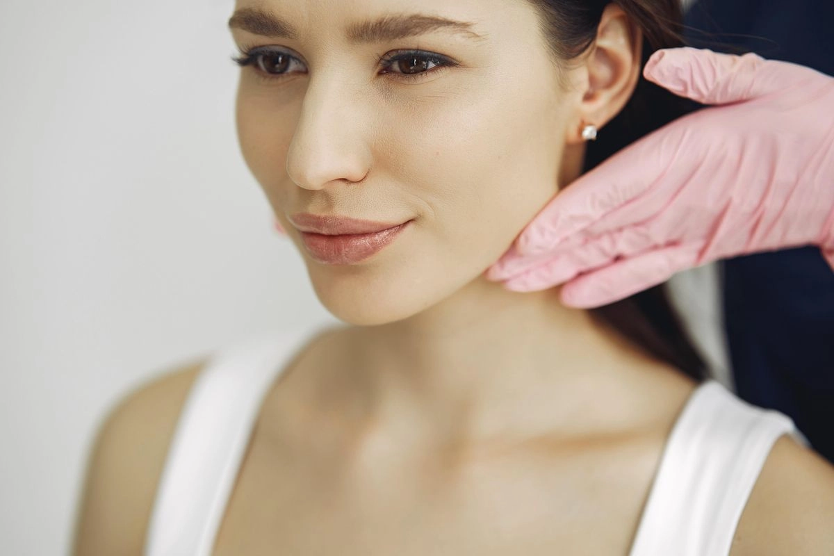 9 Cara Membuat Garis Rahang Tampak Lebih Tegas, Termasuk Pakai Gua Sha