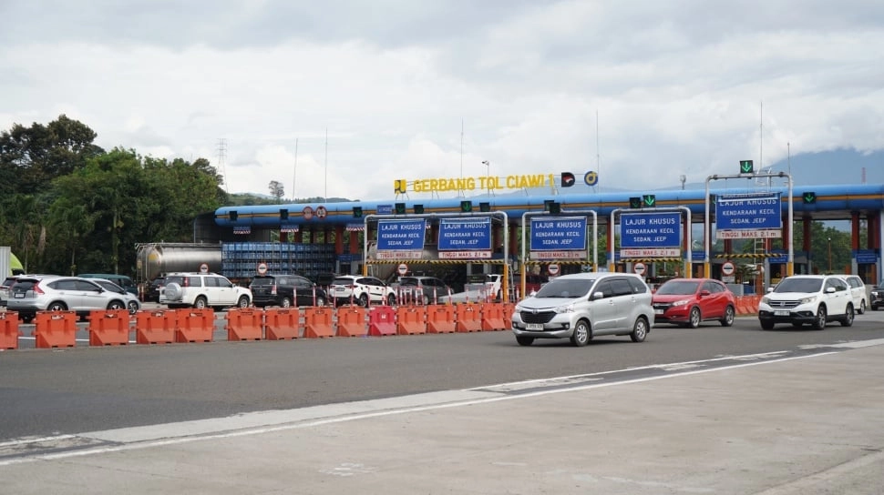 Warga Jabodetabek Kabur Liburan, Kendaraan Padati Jalan Tol