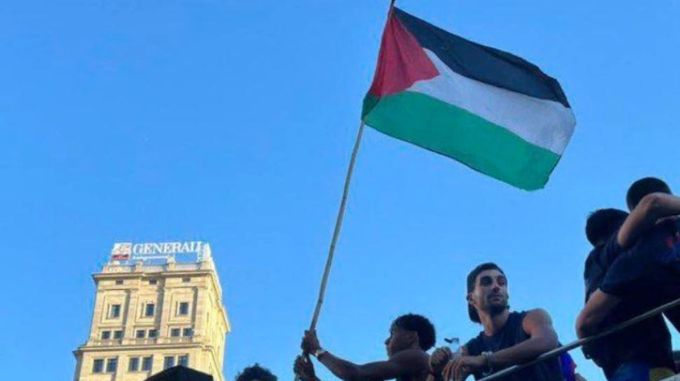 Lamine Yamal Kibarkan Bendera Palestina Saat Parade Juara Barcelona, Israel Murka