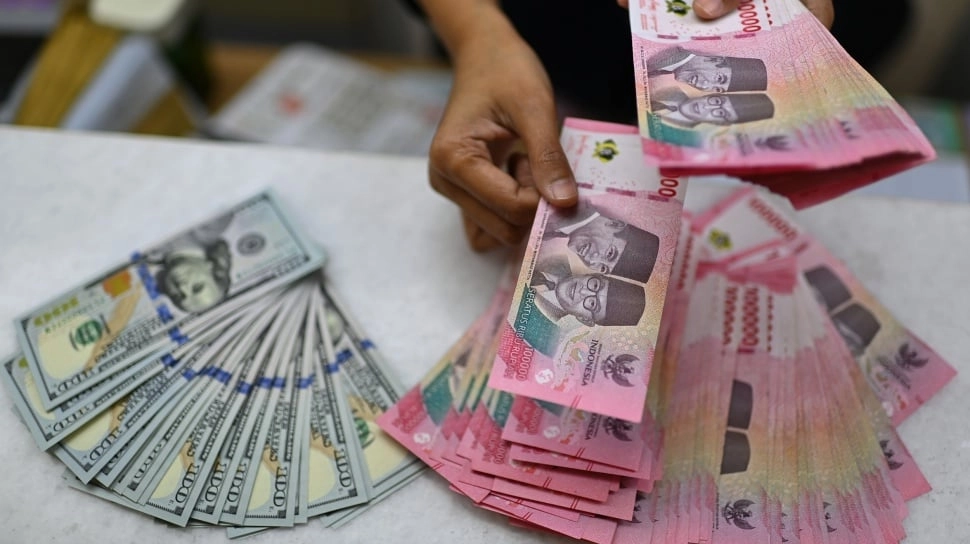 Rupiah Terpuruk ke Rp17.500, Ekonom Warning Risiko Dolar AS Sentuh Rp18.000