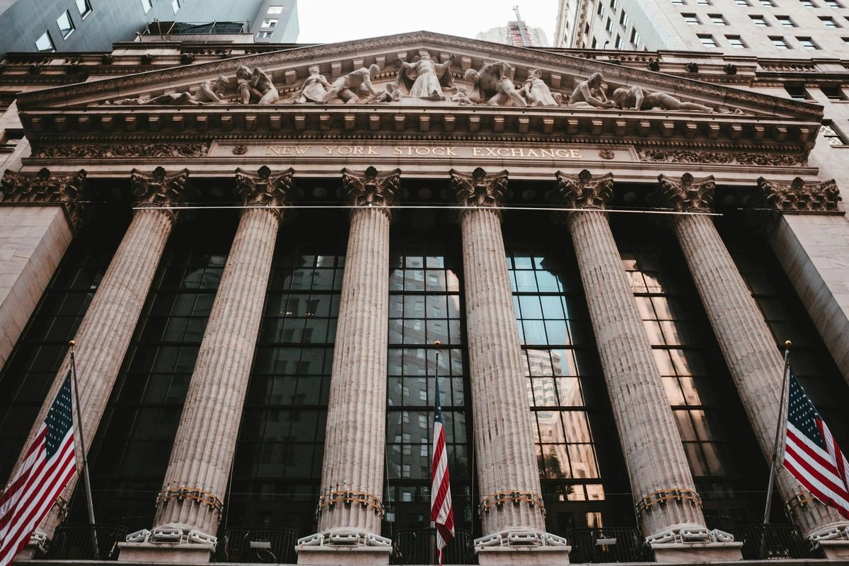 Wall Street Merah Usai Pertemuan Trump-Xi, Saham Intel dan Nvidia Rontok
