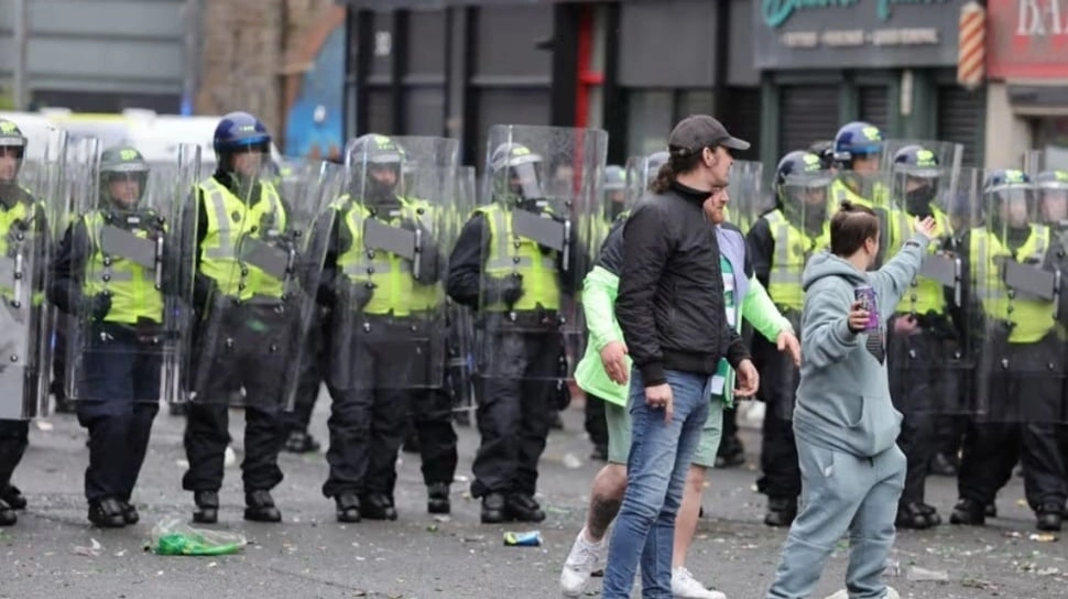 Jangan Ditiru! Perayaan Liar Suporter Celtic Usai Juara, Bikin Hura Hara Serang Polisi