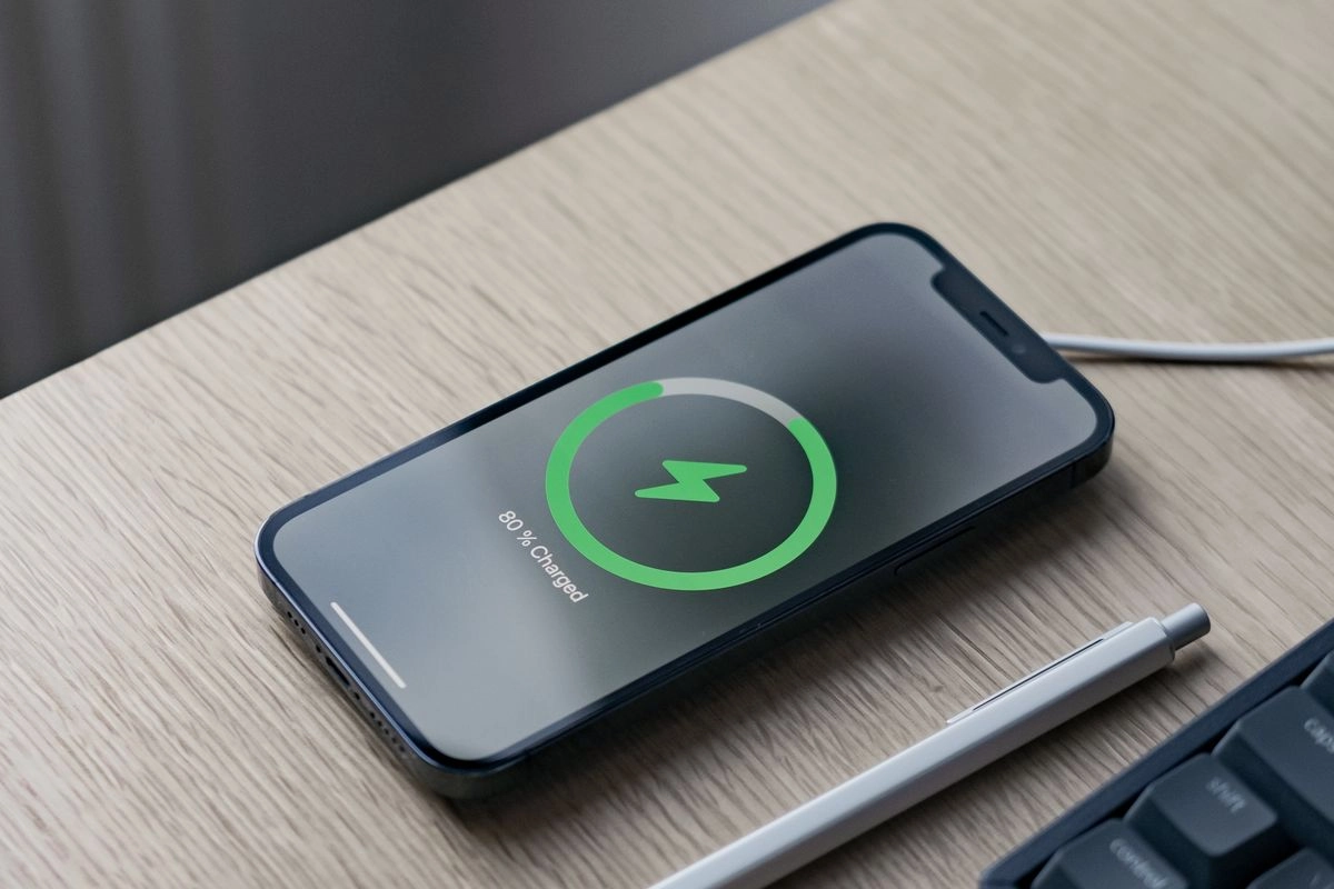 Mana Urutan Cas yang Benar, Colok Charger ke Stopkontak atau HP Dulu?