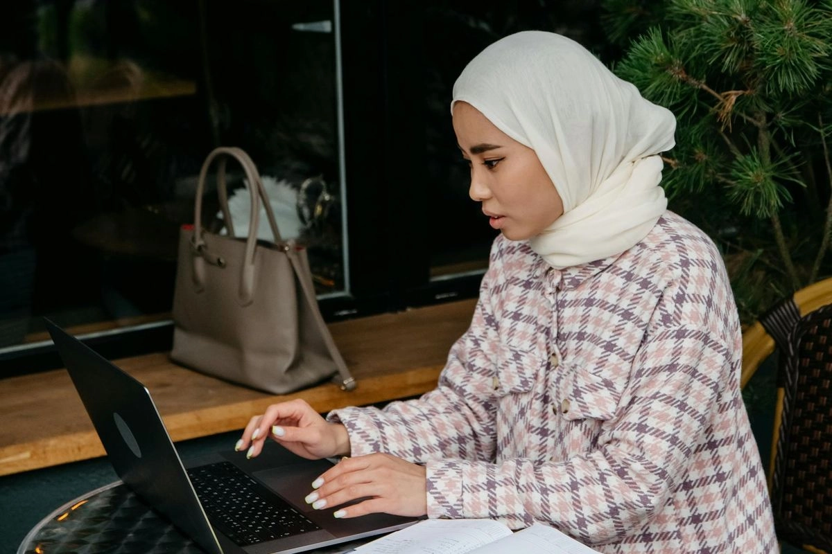 Survei Deloitte: Hampir 30 Persen Gen Z Punya Pekerjaan Sampingan