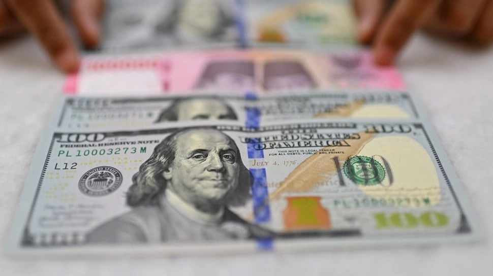 Dolar AS Menggila, Rupiah Tersungkur ke Level Rp17.658