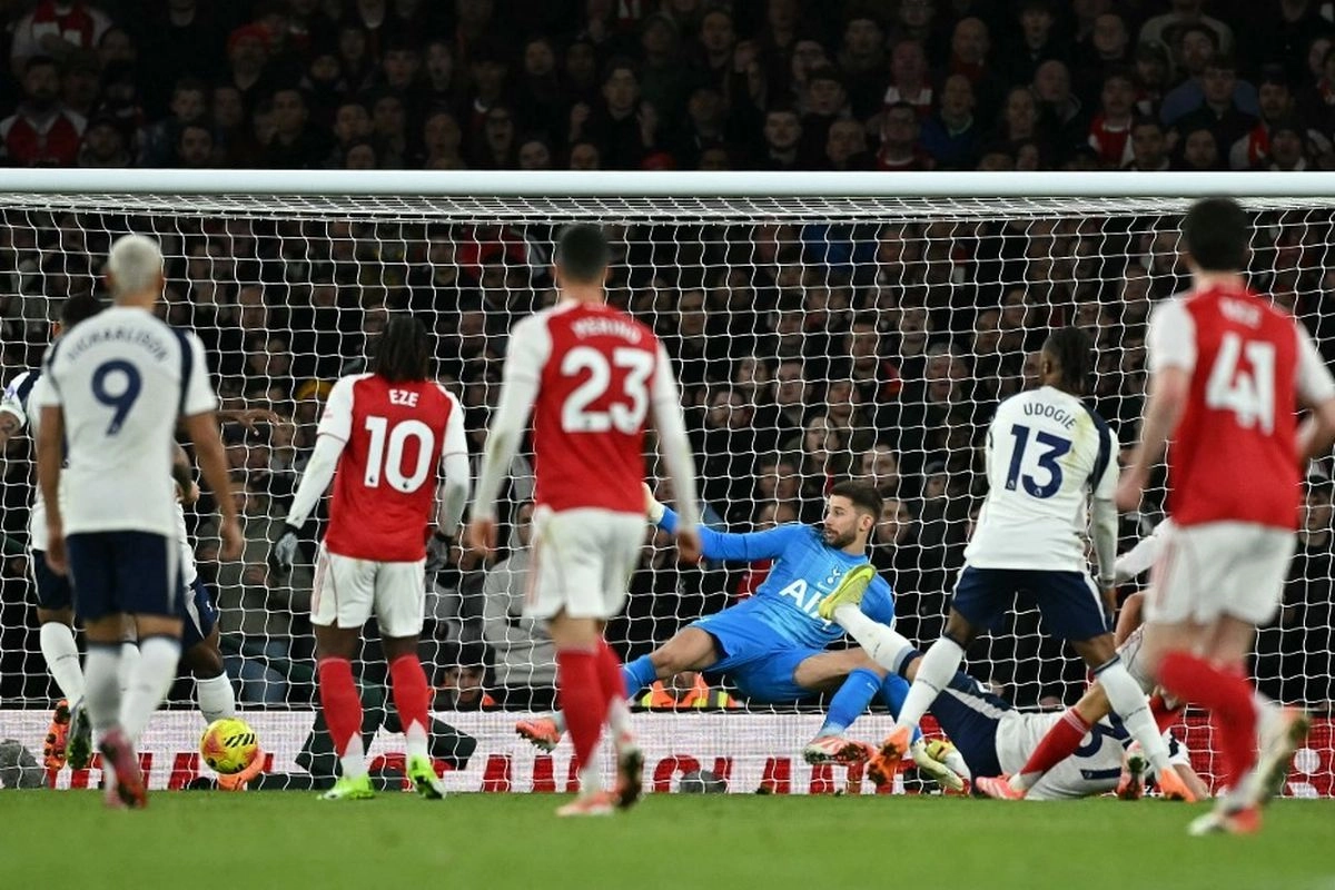 Beda Nasib Duo London Utara: Arsenal Angkat Trofi, Tottenham di Ambang Degradasi