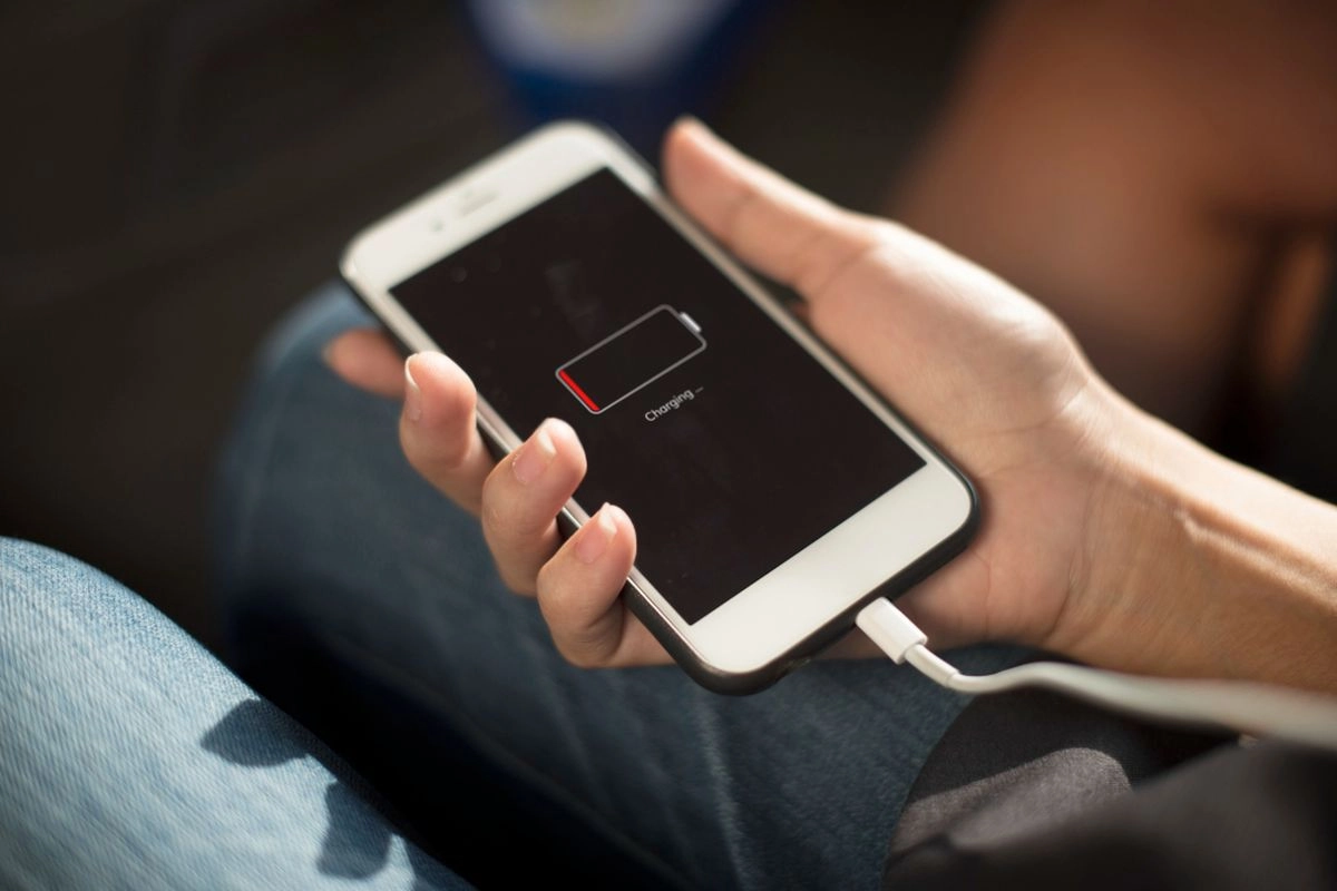 Jangan Colok Kabel Cas ke HP Dulu Baru Adaptor ke Stopkontak, Ini Risikonya